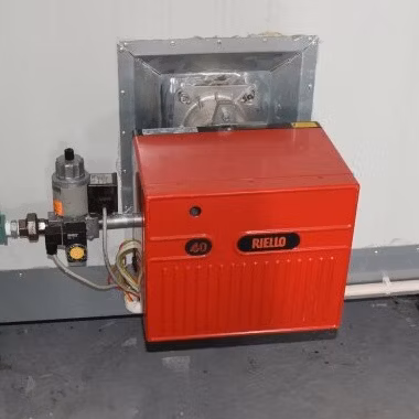 粉体塗料を乾燥させるためのオーバーヘッドコンベアを備えた粉体塗装オーブン